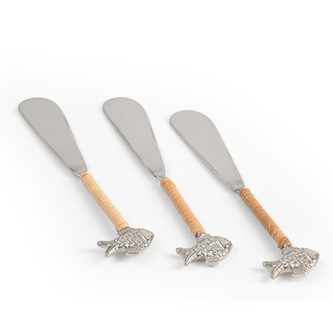 3 BUTTER KNIVES